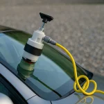 naprawa szyby samochodowej za pomoca profesjonalnego urządzenia